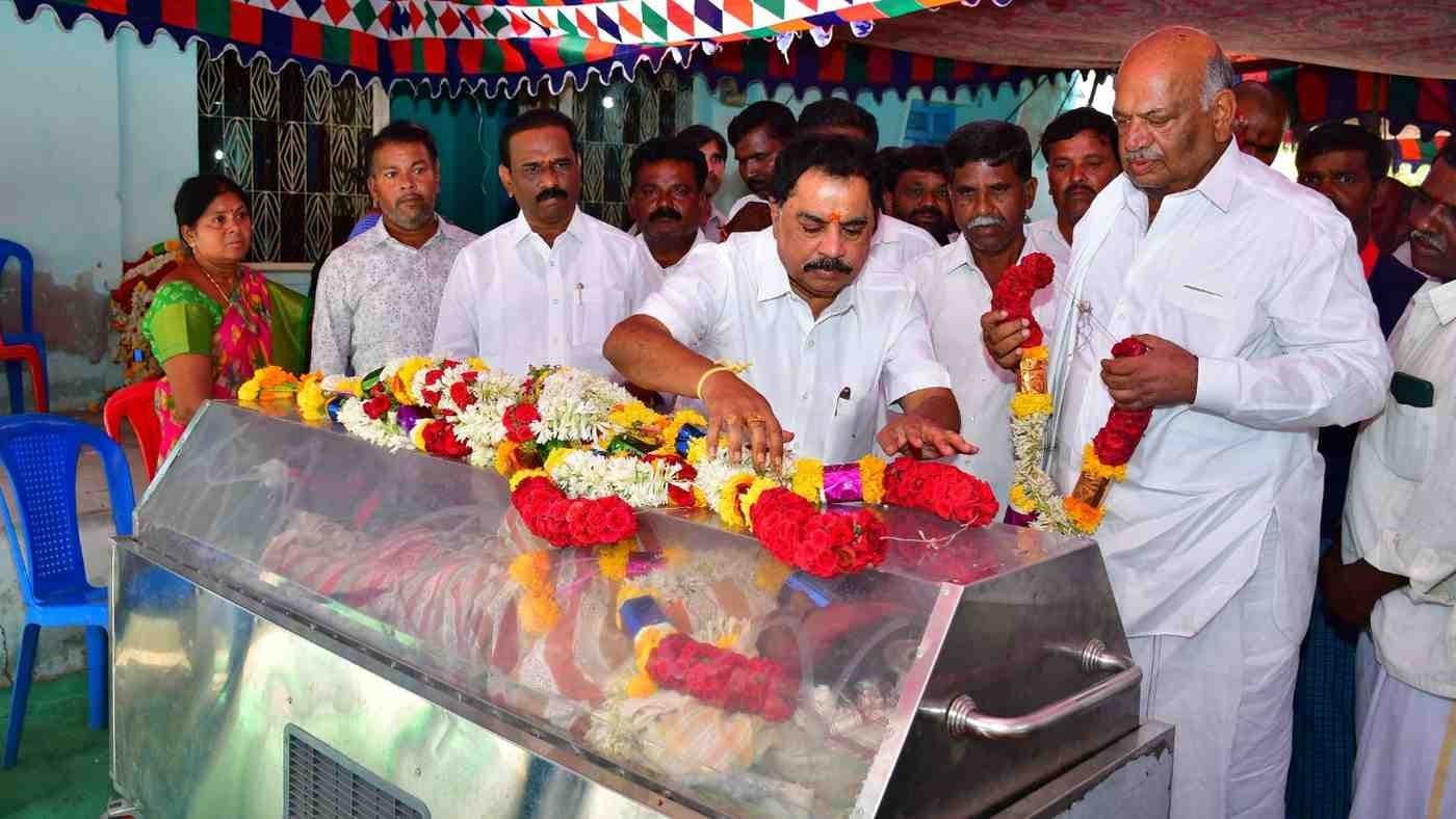 టీడీపీ నాయకుడికి నివాళి అర్పించిన ఎమ్మెల్యే అమిలినేని