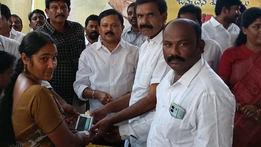 గూడూరు క్యాంప్ కార్యాలయంలో వెలుగు సిబ్బందికి 5G మొబైల్స్ పంపిణీ చేసిన ఎమ్మెల్యే పాశిం సునీల్ కుమార్