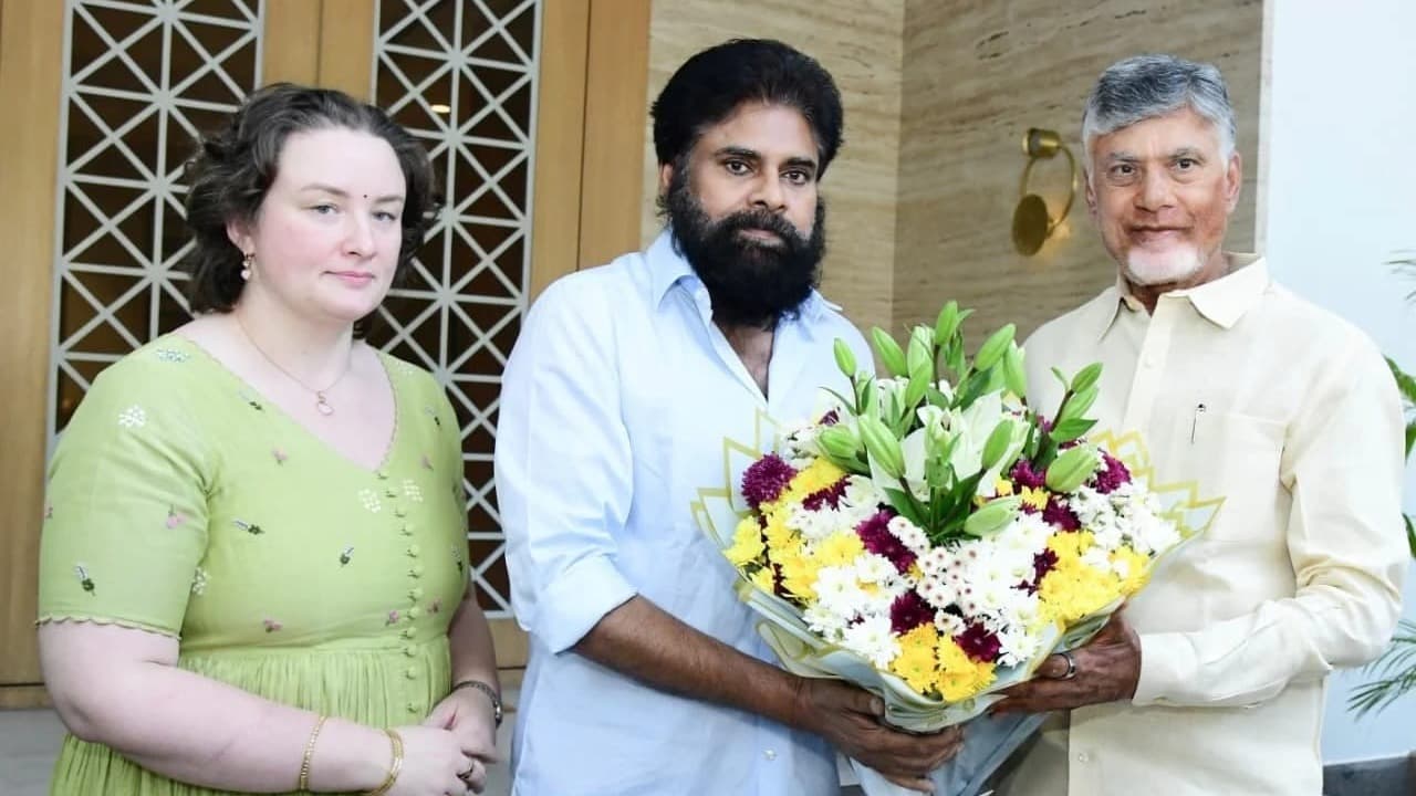 పవన్ కల్యాణ్‌ను పరామర్శించిన సీఎం చంద్రబాబు