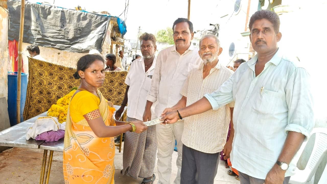 కుడుముల సుభరత్నమ్మ కుటుంబానికి ఆర్థిక సాయం అందజేసిన పాశిం సునీల్
