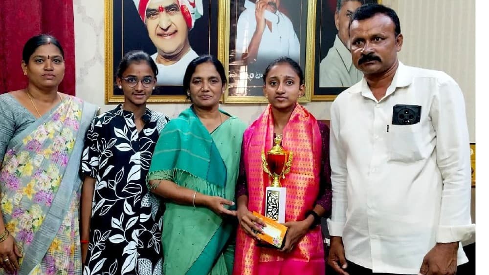 గురుకుల పాఠశాల 10వ తరగతి విద్యార్థినులను సన్మానించిన పరిటాల సునీతమ్మ