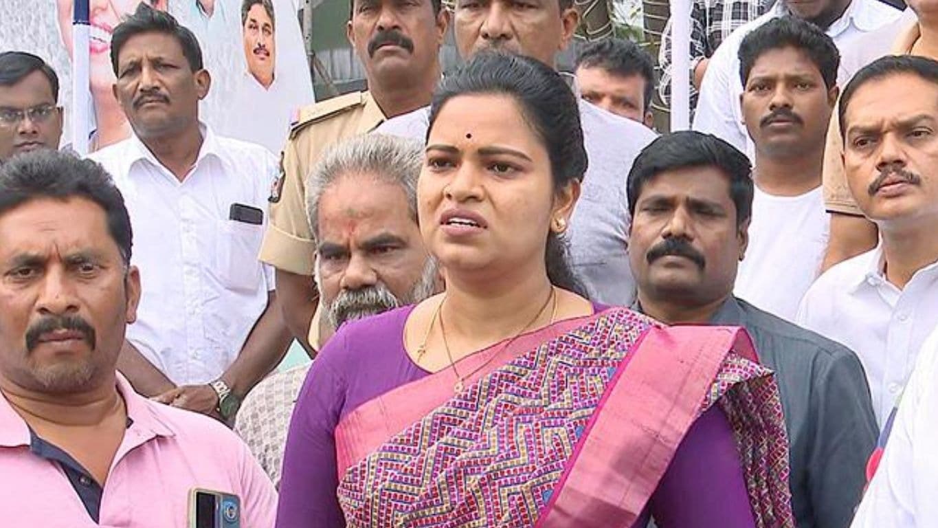హైకోర్టు ఆదేశాలతో నేడు చిలకలూరిపేట పోలీస్ స్టేషన్‌కు మాజీ మంత్రి విడదల రజిని