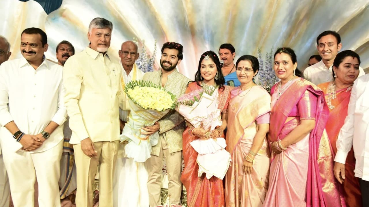 హైదరాబాద్‌లో బండ్ల గణేష్ కుమార్తె జనని నిశ్చితార్థ వేడుకకు హాజరై నూతన వధూవరులను ఆశీర్వదించిన సీఎం చంద్రబాబు దంపతులు