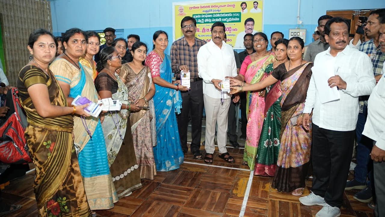 బనగానపల్లెలో VOAలకు 5G స్మార్ట్‌ఫోన్లు పంపిణీ..