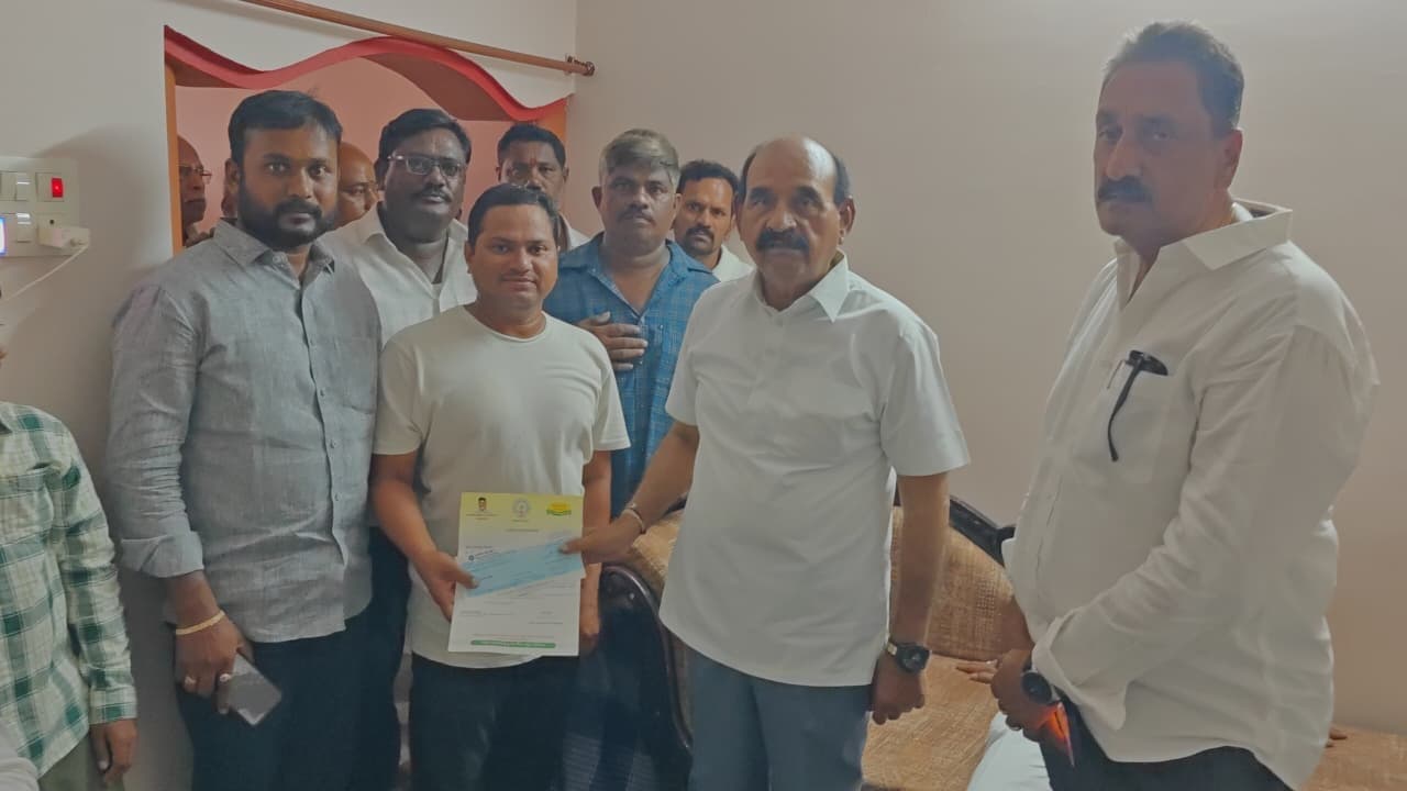 పెద్దకొట్టాల గ్రామంలో బాధిత కుటుంబానికి సీఎం రిలీఫ్ ఫండ్ చెక్కు అందజేసిన మంత్రి ఎన్ఎండి ఫరూక్