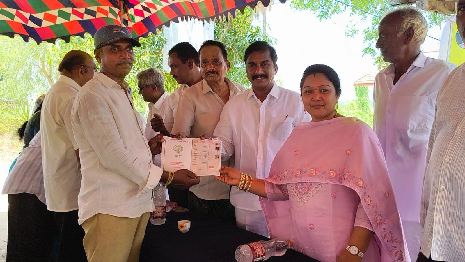 గుమ్మడిదుర్రులో పట్టాదారు పాసుపుస్తకాలు పంపిణీ చేసిన ఎమ్మెల్యే రాజగోపాల్
