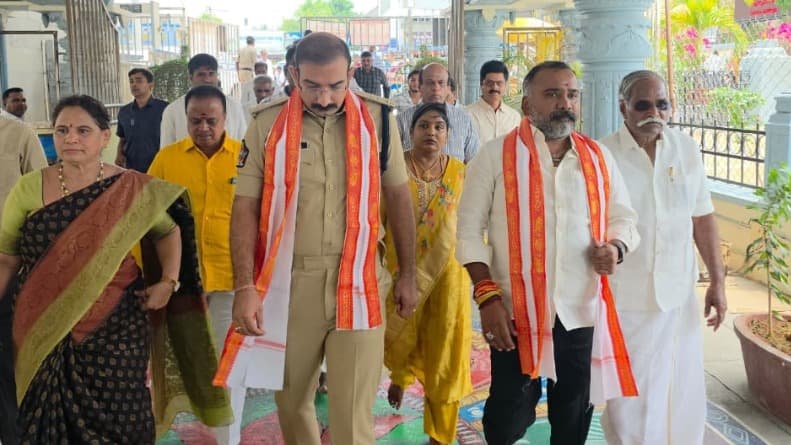 గణనాథుని సేవలో పూతలపట్టు ఎమ్మెల్యే, చిత్తూరు జిల్లా ఎస్పీ