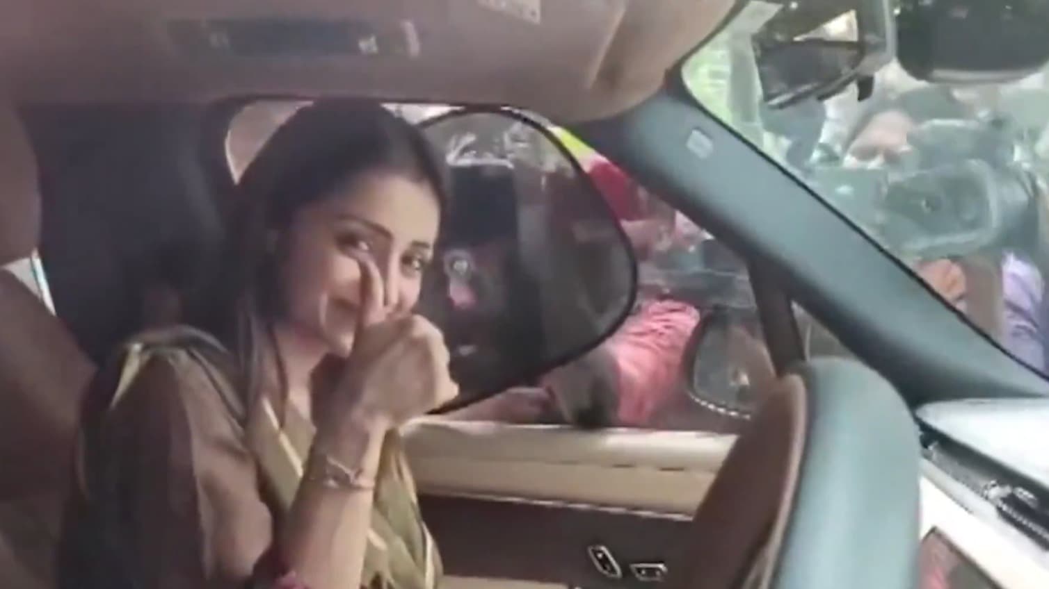 విజయ్ ఇంట్లో త్రిష సందడి.. విక్టరీ సింబల్‌తో హ్యాపీగా బయటకు