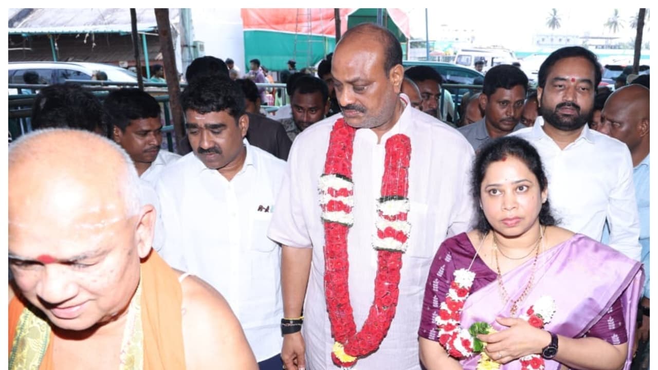 అరసవల్లి ఆదిత్యుని సేవలో మంత్రి అచ్చెన్నాయుడు దంపతులు