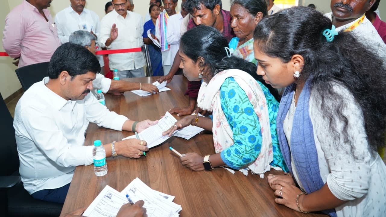 భూదందాలు, బెదిరింపులపై గ్రీవెన్స్‌లో వరదలా ఫిర్యాదులు.. మంత్రి బృందం సమీక్ష