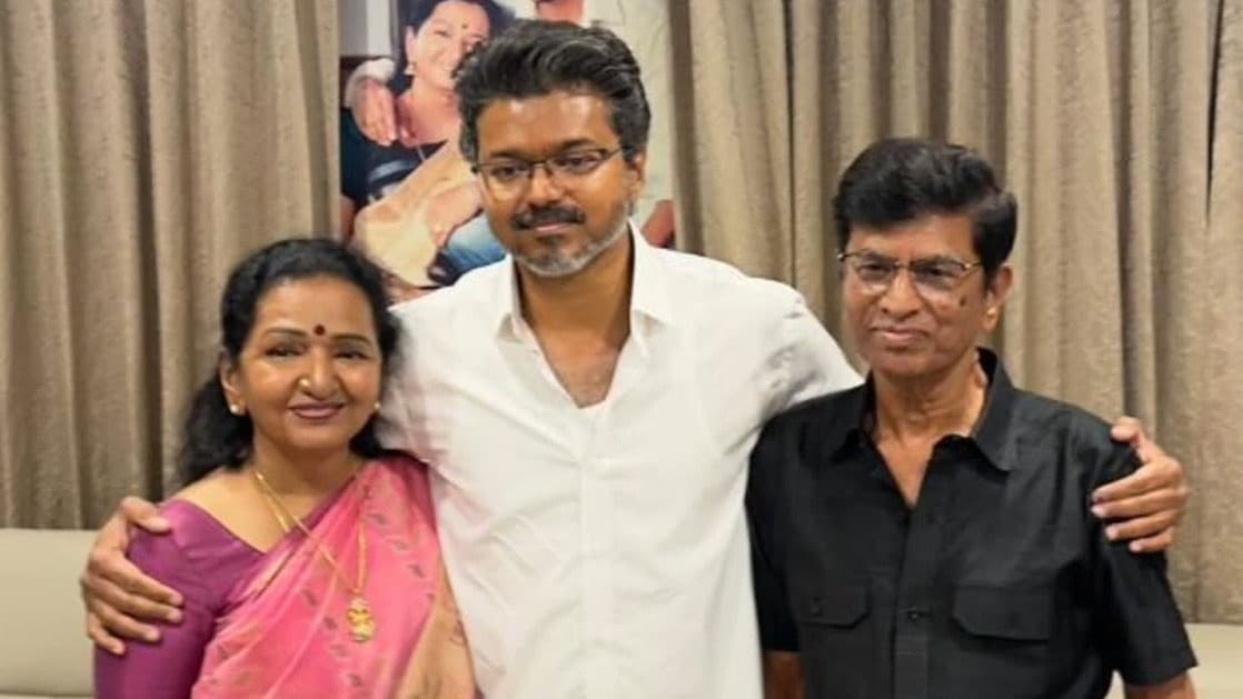 తల్లిదండ్రుల ఆశీర్వాదం తీసుకున్న టీవీకే చీఫ్ విజయ్