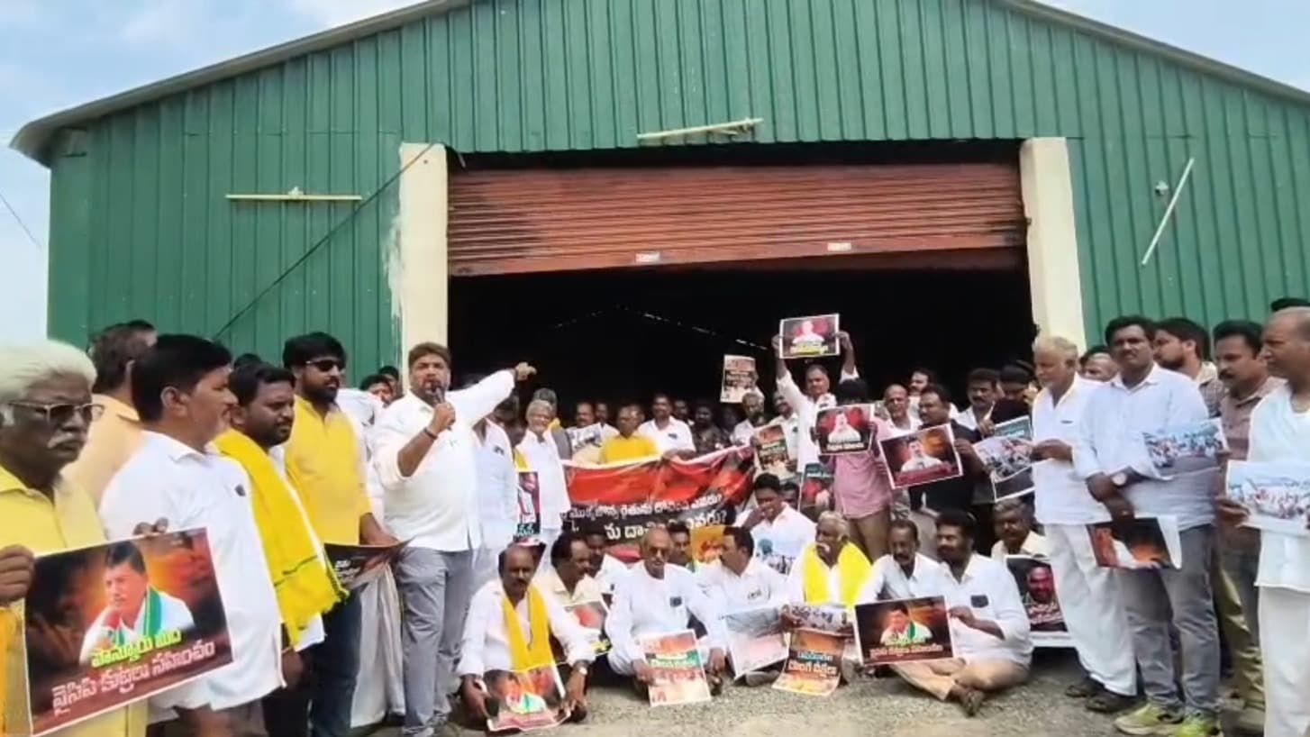 గుంటూరు మామిళ్లపల్లిలో ఉద్రిక్తత.. అంబటి మురళి గోడౌన్ వద్ద టీడీపీ ఆందోళన