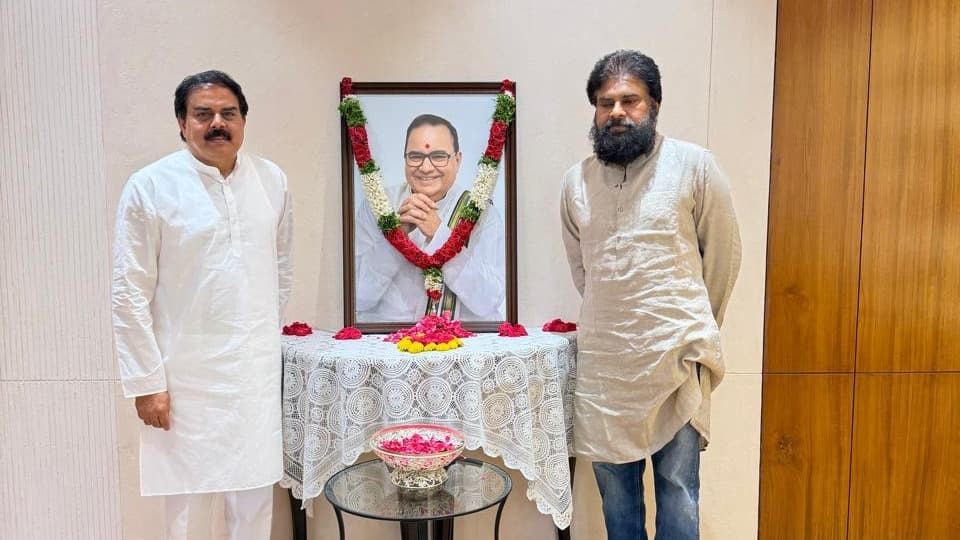 మాజీ సీఎం నాదెండ్ల భాస్కరరావుకు డిప్యూటీ సీఎం పవన్ కళ్యాణ్ నివాళి