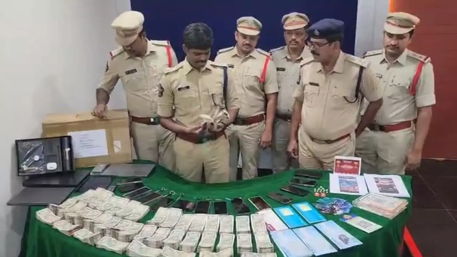 అనంతపురంలో క్రికెట్ ఆన్‌లైన్ బెట్టింగ్ ముఠా గుట్టురట్టు..