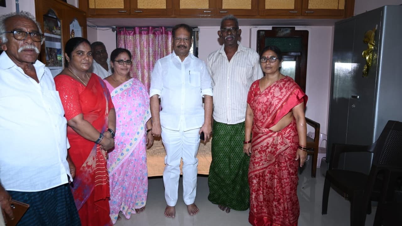 టీడీపీ సీనియర్ నేత మొవ్వ శ్రీనివాసరావును పరామర్శించిన ఎమ్మెల్యే నక్కా ఆనందబాబు