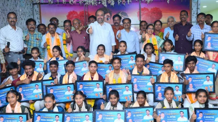 10వ తరగతి టాపర్లకు ఎమ్మెల్యే శ్రీ బేబీనాయన సత్కారం