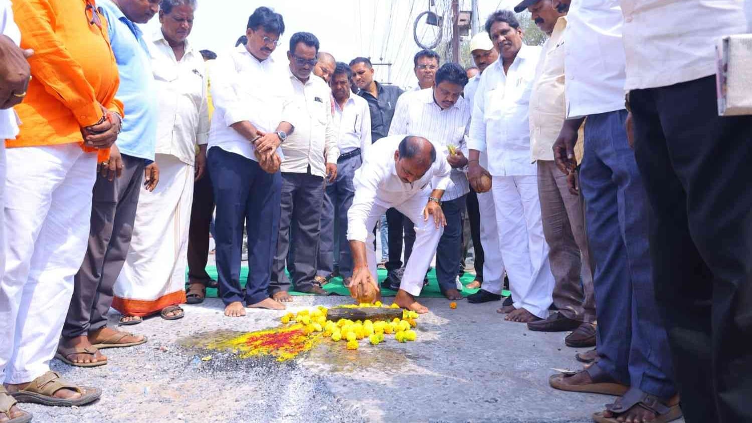 చీరాలలో సీసీ రోడ్ నిర్మాణ పనులకు శంకుస్థాపన చేసిన ఎమ్మెల్యే మద్దులూరి మాలకొండయ్య