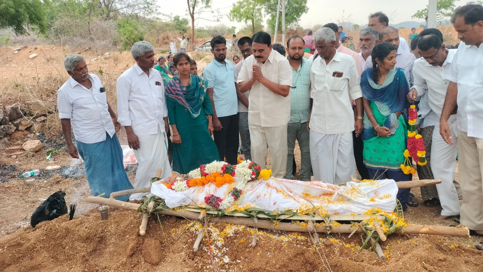 కార్యకర్తల కుటుంబాలను పరామర్శించిన మాజీ మంత్రి పల్లె రఘునాథ్ రెడ్డి