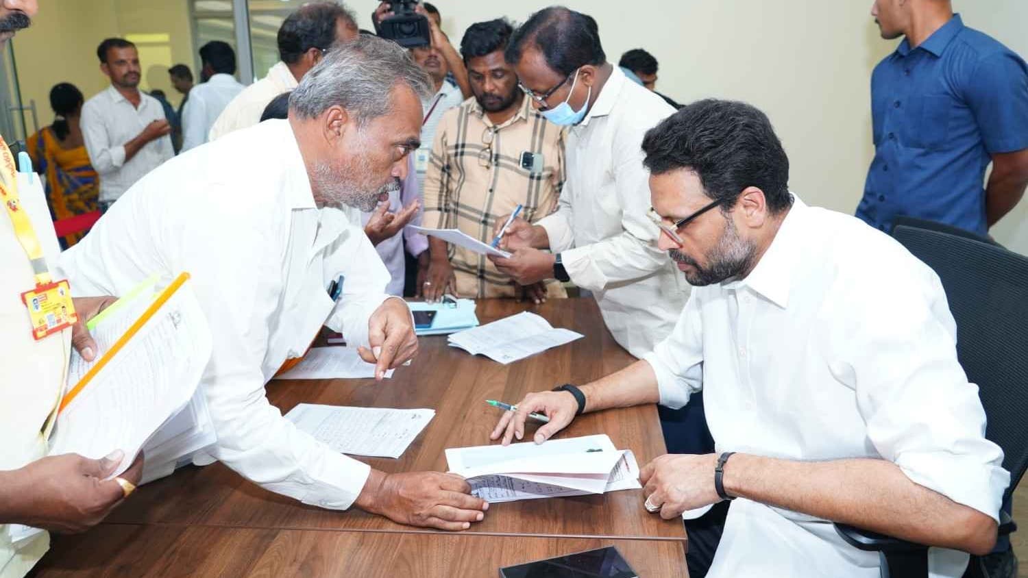 తెనాలిలో వైసీపీ నేతల దౌర్జన్యంపై గ్రీవెన్స్ లో ఫిర్యాదు