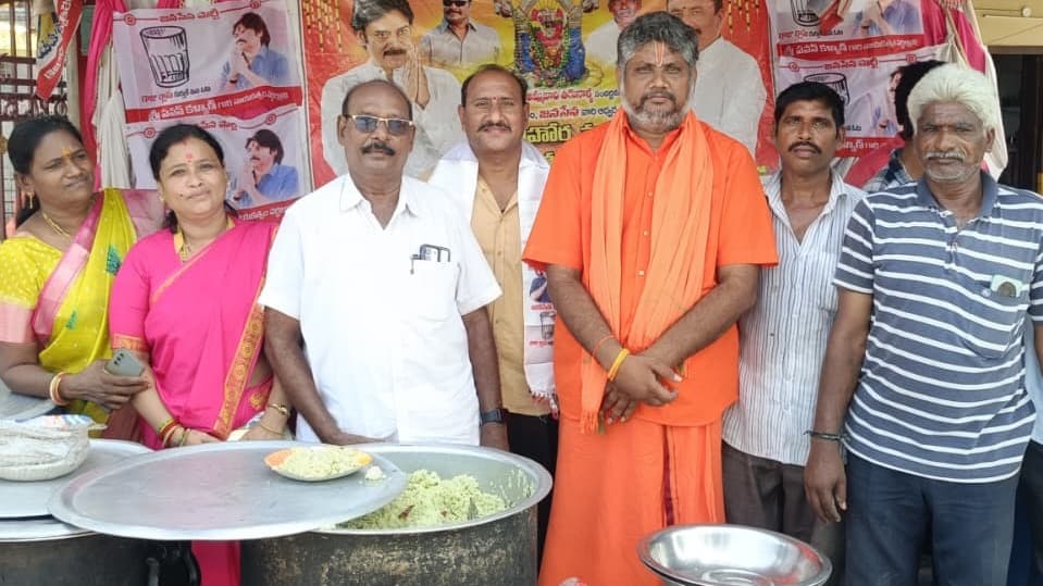 తోటవారిపాలెంలో జనసేన ఆధ్వర్యంలో పులిహోర–మజ్జిగ పంపిణీ కార్యక్రమం