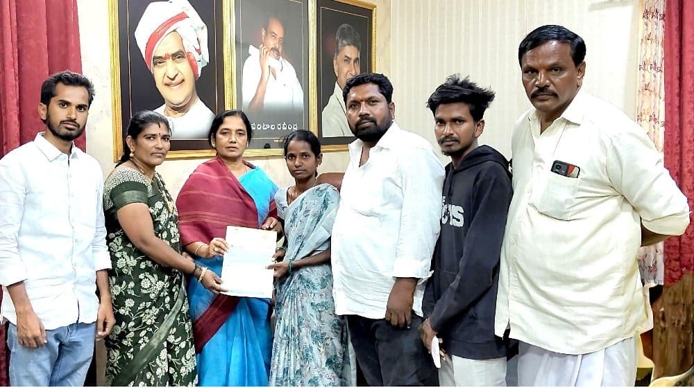 ప్రమాద మరణితులకు పరిటాల సునీత సాయం