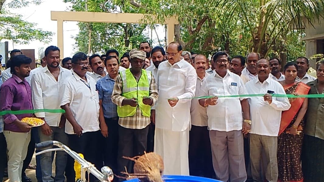 గ్రీన్ అంబాసిడర్లకు చెత్త రిక్షాల పంపిణీ చేసిన కామినేని