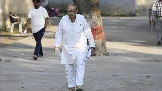 తల్లి కోసం NEET రాసిన 71ఏళ్ల అశోక్ బహార్