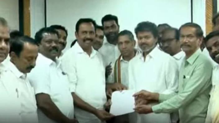 విజయ్‌కు కాంగ్రెస్ ఎమ్మెల్యేల మద్దతు