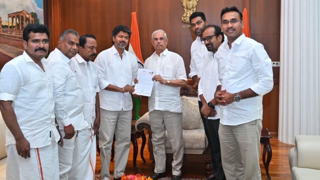 గవర్నర్‌ను కలిసిన టీవీకే చీఫ్ విజయ్