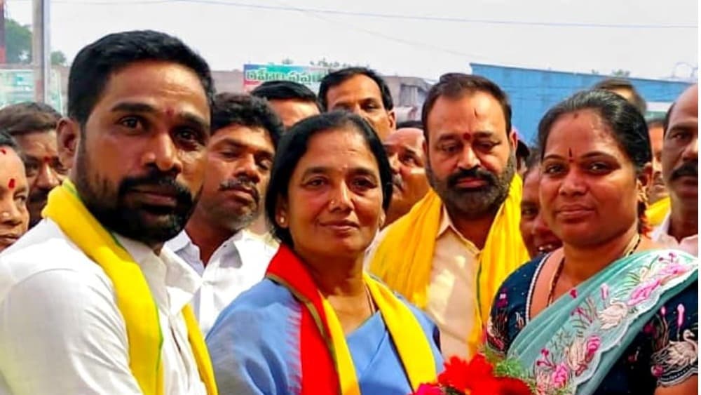 సీసీ రోడ్లను ప్రారంభించిన పరిటాల సునీతమ్మ