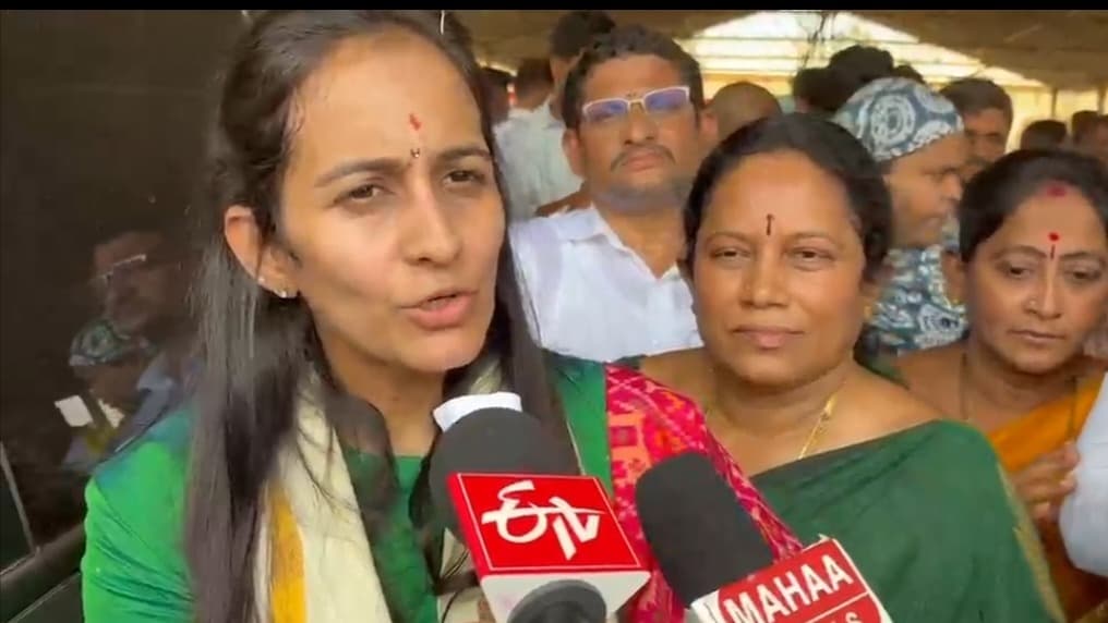 మహిళా బిల్లు ఓడించామని సంబరాలు చేసుకున్న పార్టీలకు ఓటు అనే చెప్పుతో బుద్ధిచెప్పారు : శబరి
