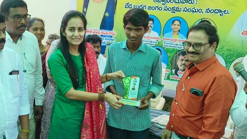 సంచార, దళిత, పీడిత కులాల పిల్లల చదువే టీడీపీ ప్రభుత్వ లక్ష్యం : శబరి