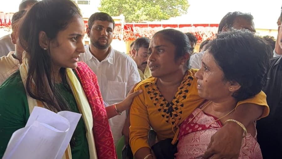 వికలాంగురాలి సమస్య వింటున్న ఎంపీ డాక్టర్ బైరెడ్డి శబరి