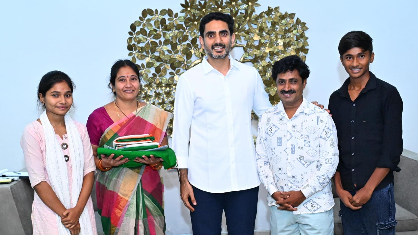జాతీయజెండా తయారుచేసిన చేనేత కళాకారుడికి లోకేష్ అభినందన