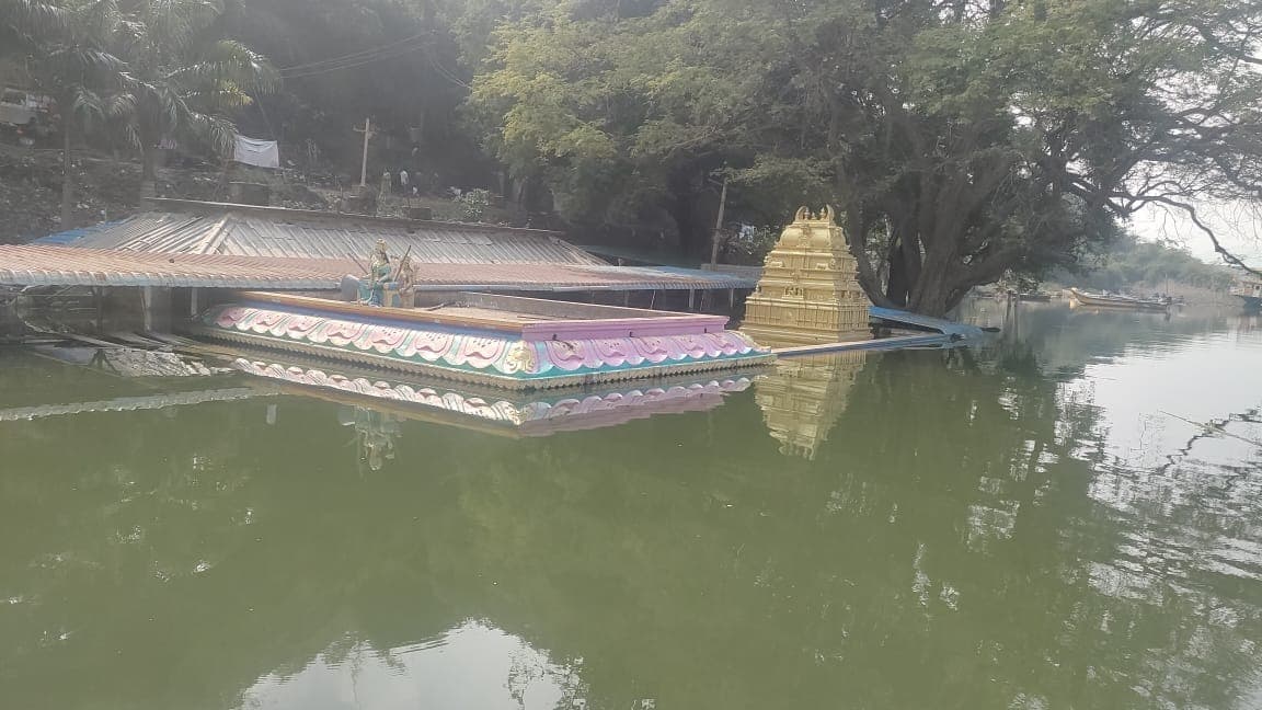 గండి పోశమ్మ ఆలయంపై అధికారులు నిర్లక్ష్యం