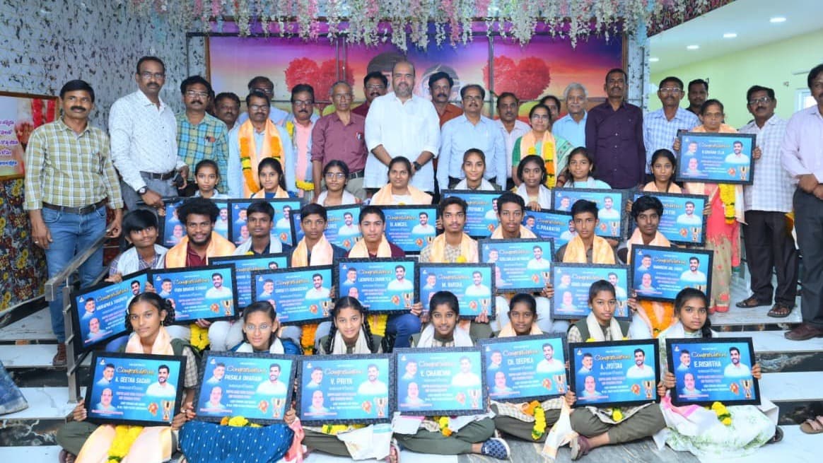 పదో తరగతి పరీక్షల్లో ప్రతిభ కనబరిచిన విద్యార్థులకు బేబినాయన సత్కారం