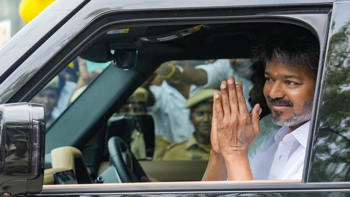 లోక్‌భవన్‌కు చేరుకున్న టీవీకే చీఫ్ విజయ్..!
