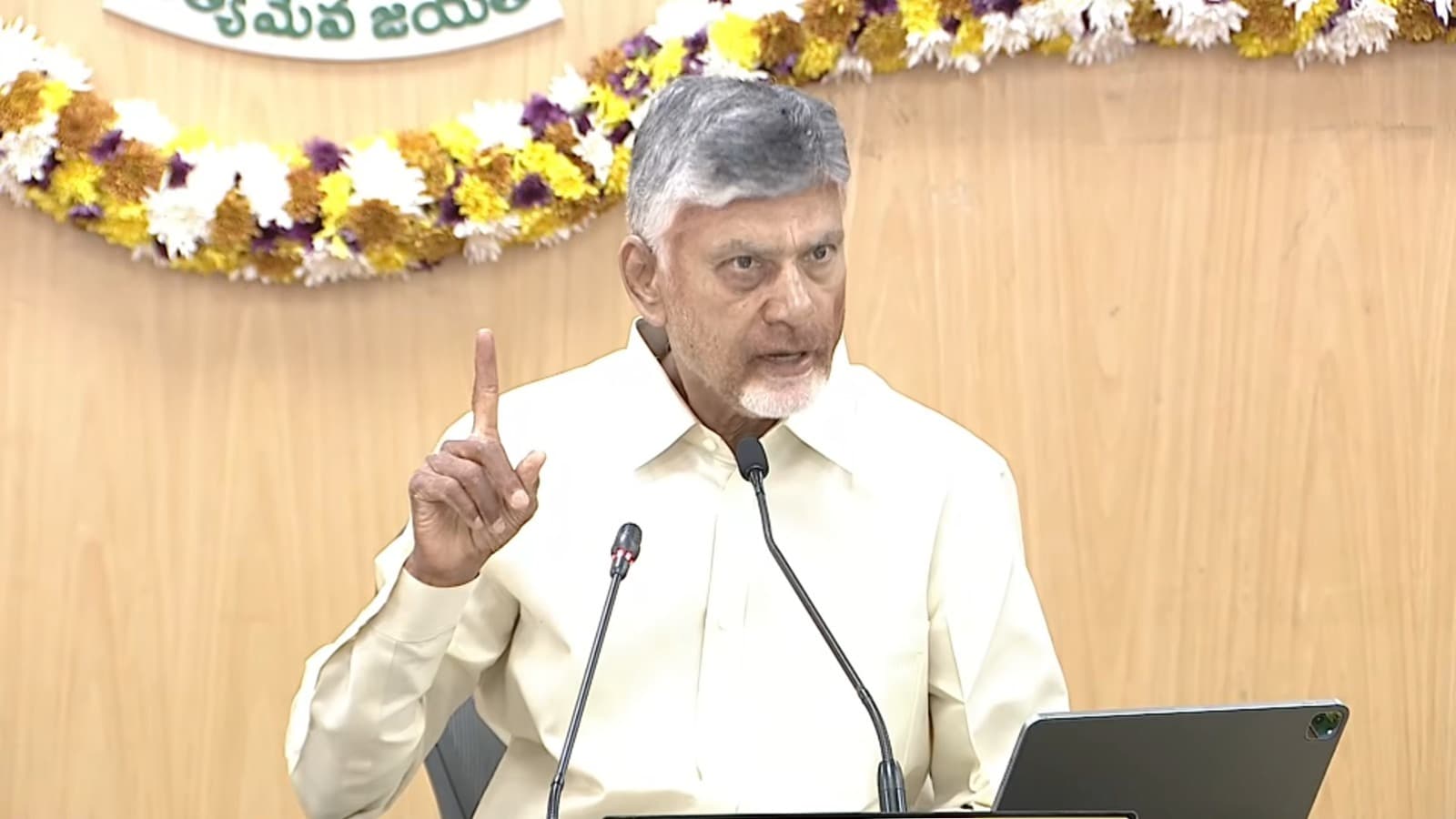 ప్రతి అధికారి ఫీల్డ్ విజిట్ తప్పనిసరి : చంద్రబాబు