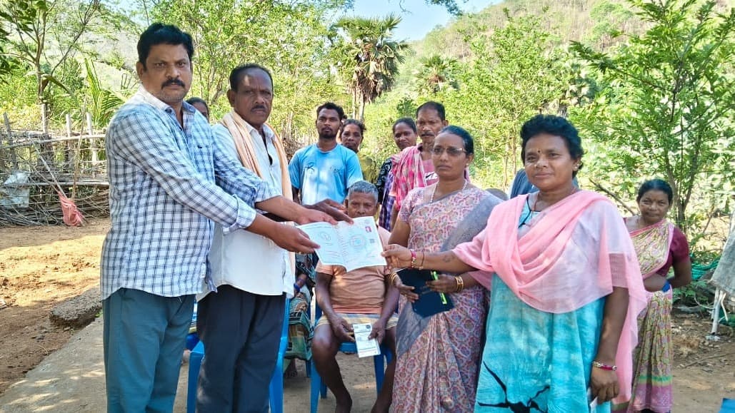గుంపేనపల్లిలో రైతులకు నూతన పట్టాదారు పాస్ పుస్తకాలు పంపిణీ