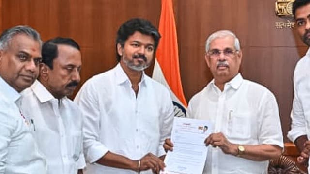 మ్యాజిక్ ఫిగర్ సంతకాలతో రావాలని విజయ్‌కు గవర్నర్ సూచన