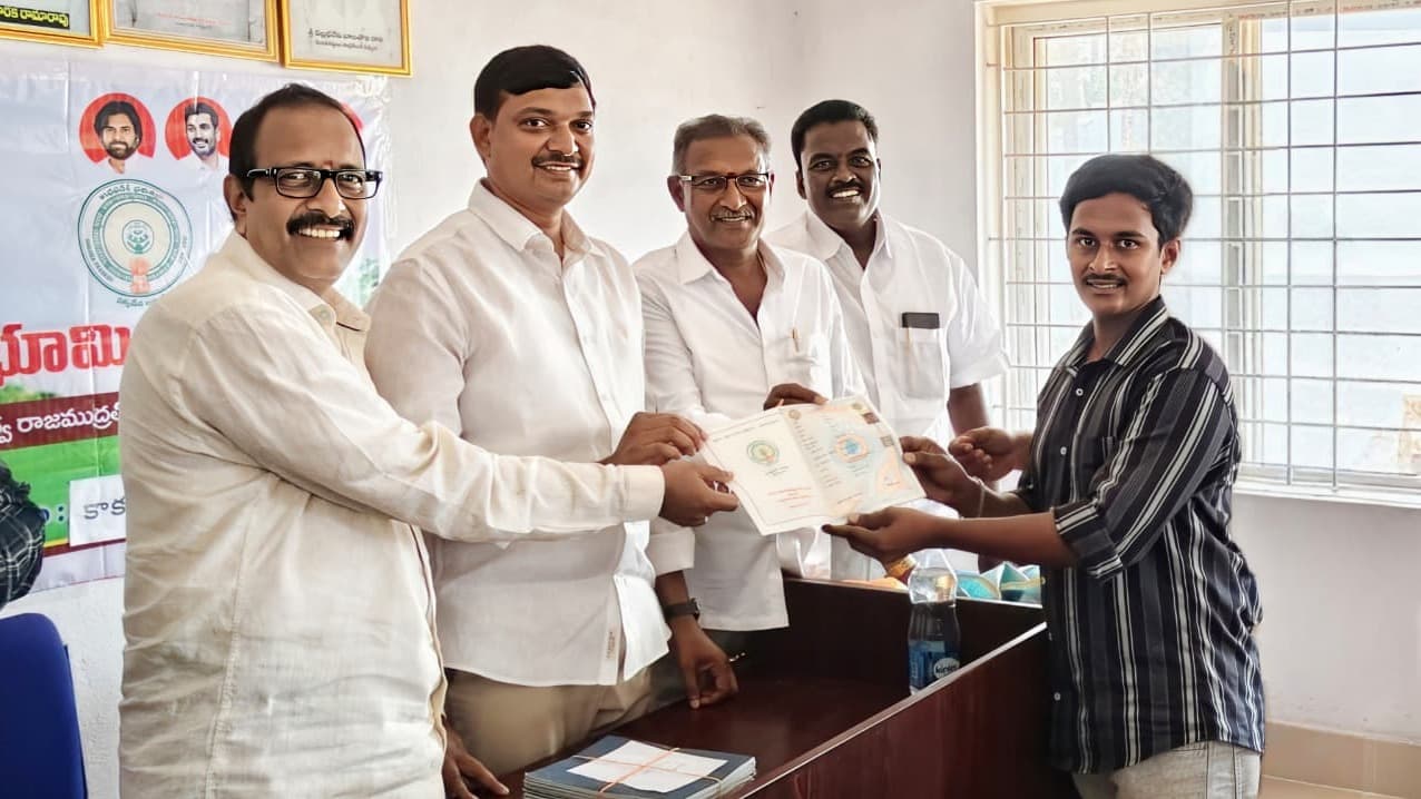 కాకర్లమూడిలో “మీ భూమి–మీ హక్కు” కింద పట్టాదారు పాసు పుస్తకాలు పంపిణీ చేసిన ఎమ్మెల్యే కాగిత కృష్ణ