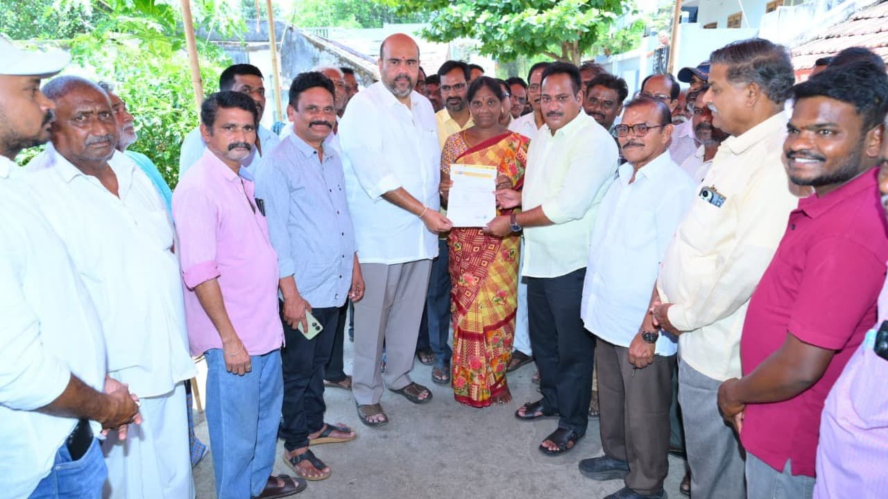 కుటుంబానికి రూ.5 లక్షల ప్రమాద భీమా చెక్కు అందజేసిన ఎమ్మెల్యే బేబీనాయన