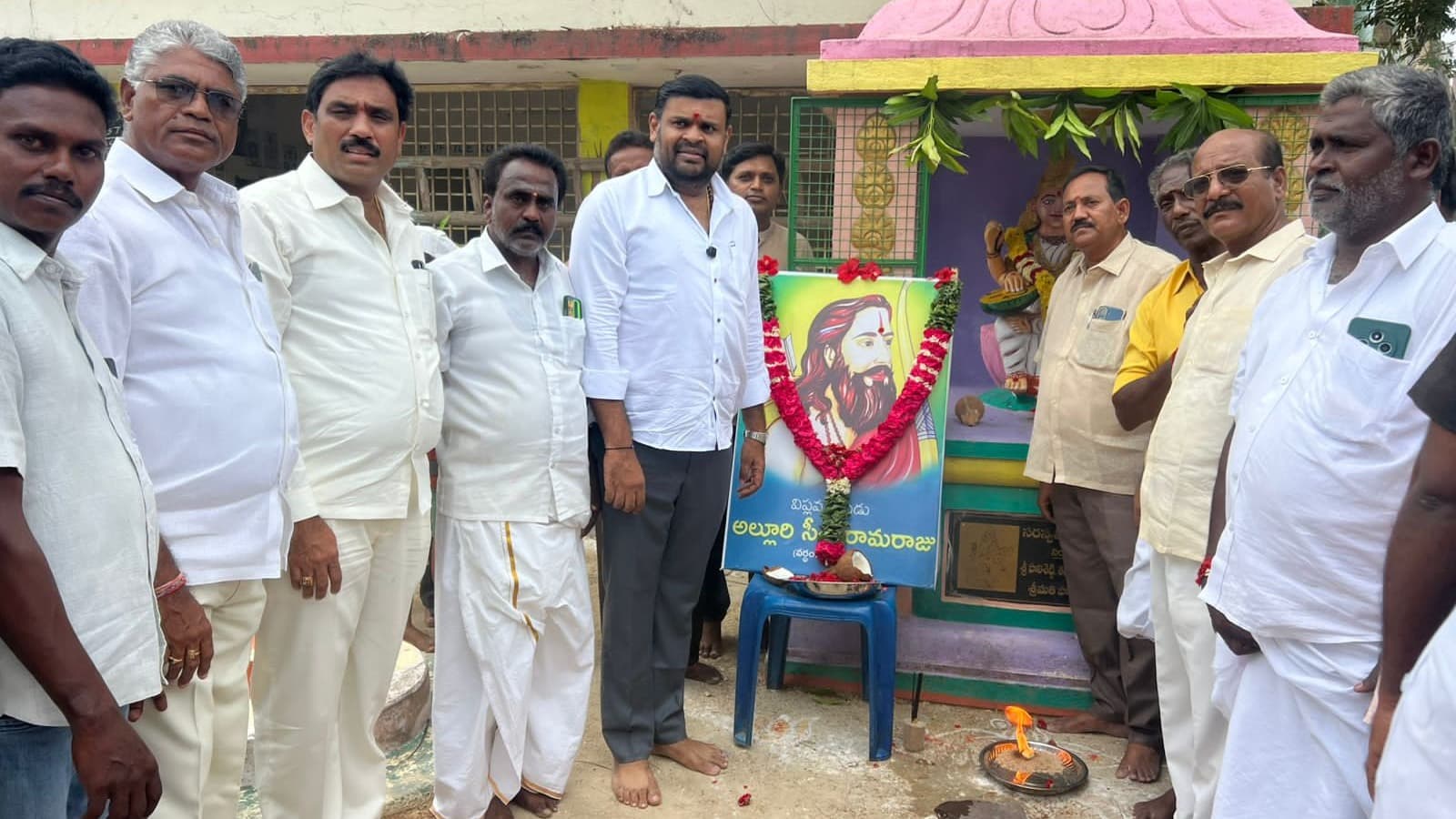 అల్లూరి సీతారామరాజు వర్ధంతి సందర్భంగా ఘన నివాళులు అర్పించిన ప్రజాప్రతినిధులు