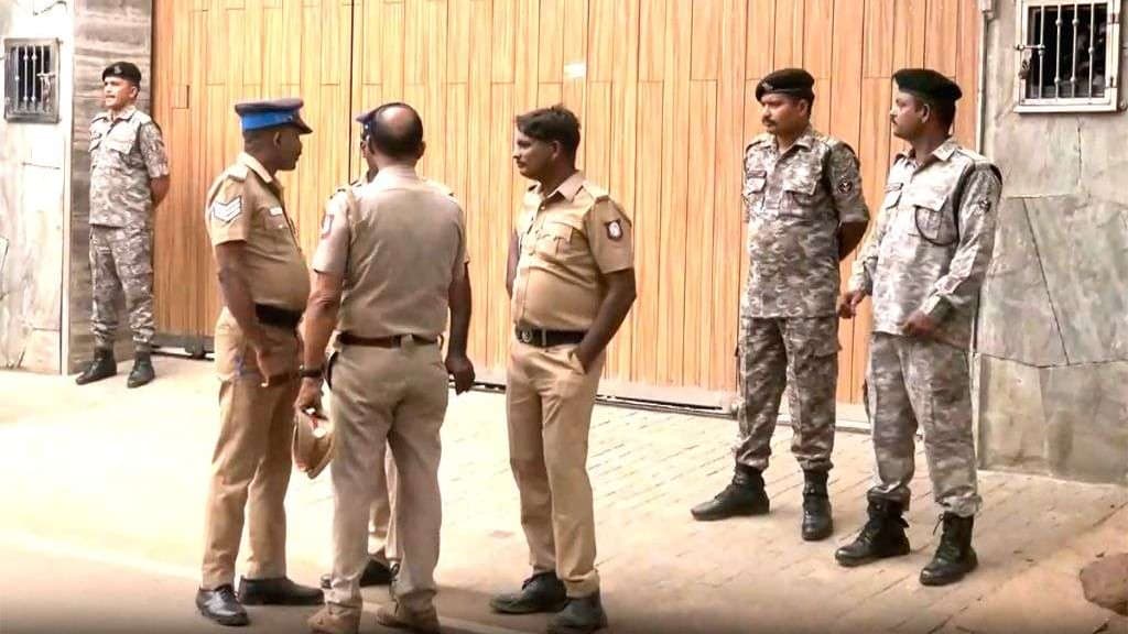 రాజకీయ పరిణామాల నేపథ్యంలో విజయ్ నీలాంకరై నివాసానికి భారీ పోలీసు భద్రత
