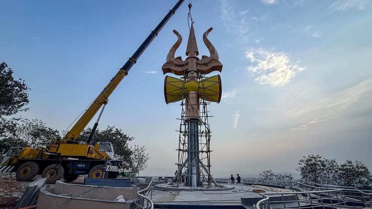 కైలాసగిరిపై భారీ త్రిశూలం..