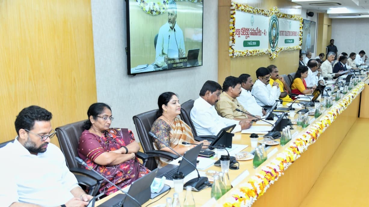 ఆన్‌లైన్ సేవలతో అవినీతికి చెక్ పెట్టాలి: సీఎం చంద్రబాబు