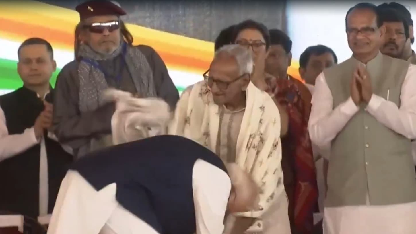 బెంగాల్ ప్రమాణస్వీకారంలో మోదీ వినమ్ర దృశ్యం