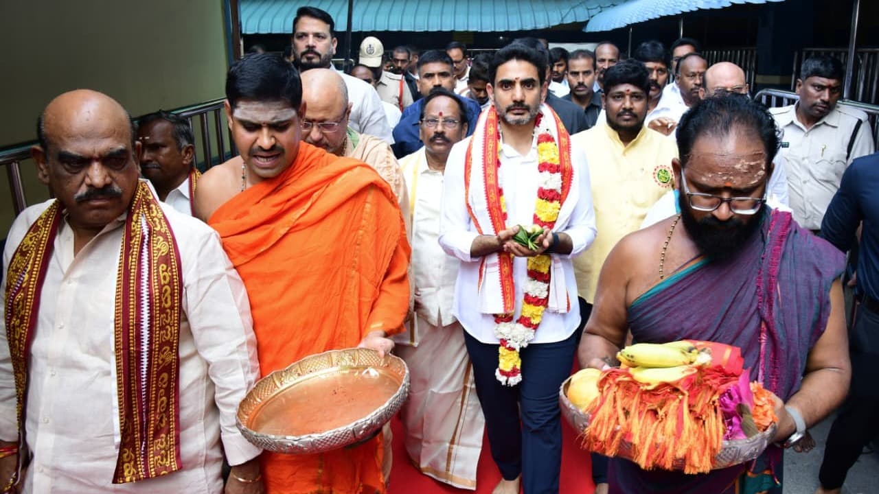 కనకదుర్గమ్మ దర్శనం చేసుకున్న మంత్రి లోకేశ్