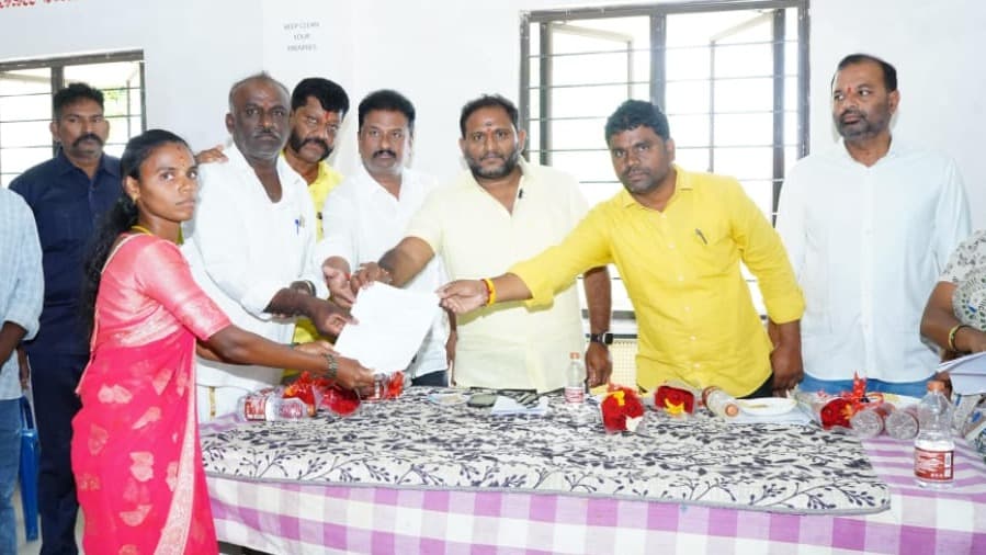 కొత్తగా ఎంపికైన అంగన్వాడీ టీచర్లు, హెల్పర్లకు నియామక పత్రాలు అందజేసిన కంచర్ల శ్రీకాంత్