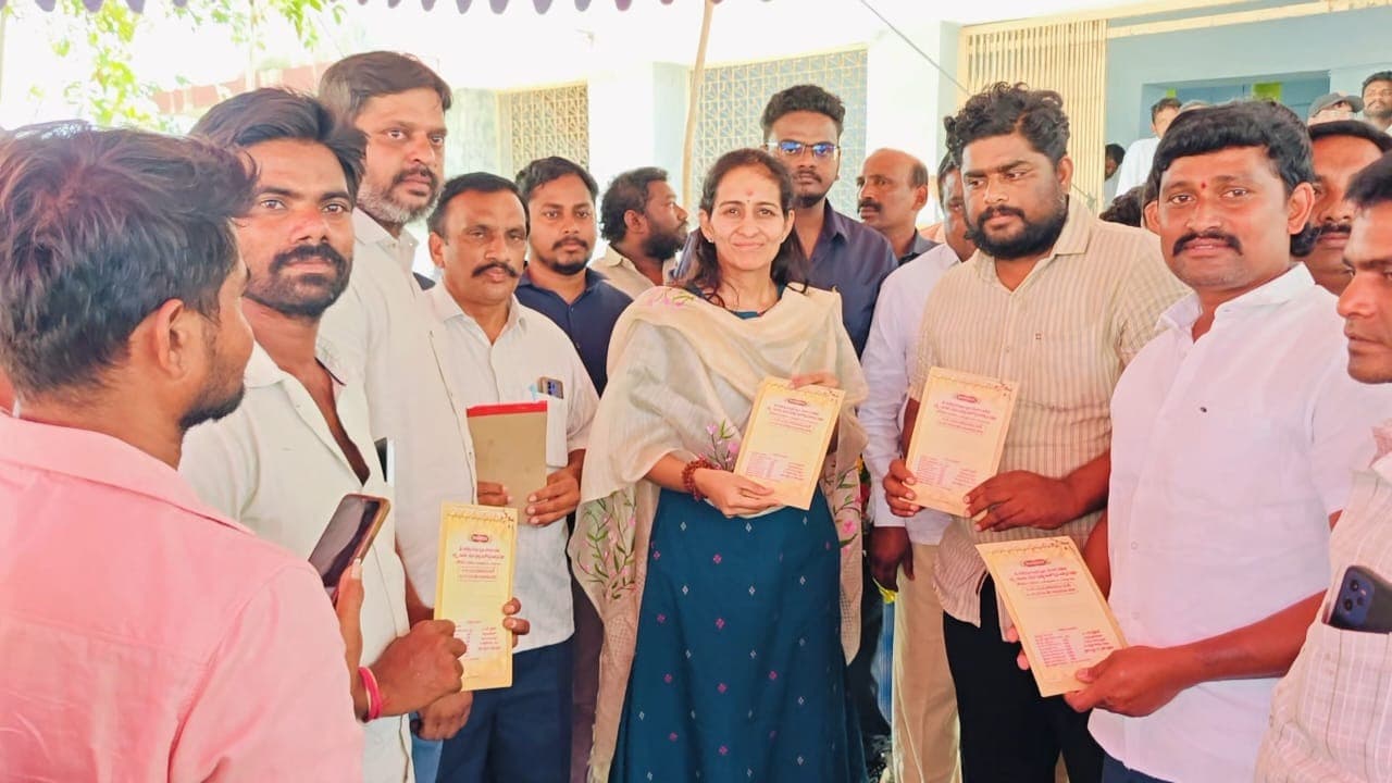 ముక్తేశ్వరస్వామి ప్రతిష్టకు ఎంపీ బైరెడ్డి శబరికి ఆహ్వానం